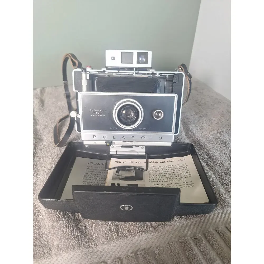 Polaroid Automatic 250 Land Camera w/ Cold Clip 193 Case Vintage - Very Nice